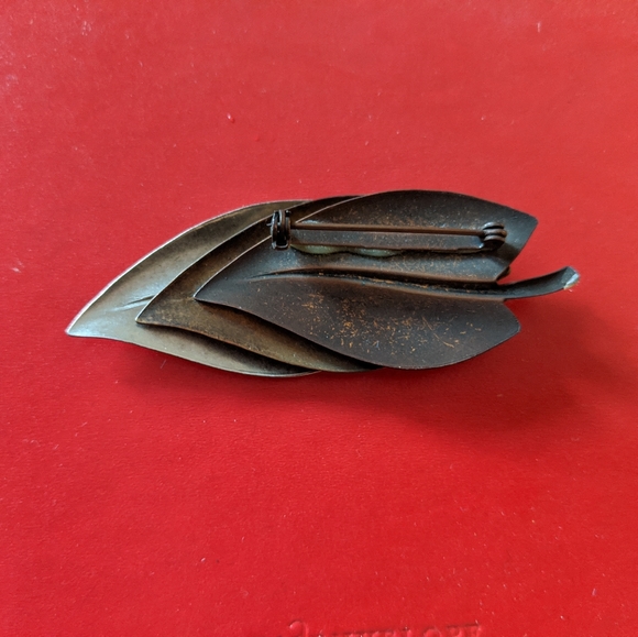 ☀️$10 or FREE W/ PURCHASE☀ Vintage Three Metal Pin - Picture 2 of 3